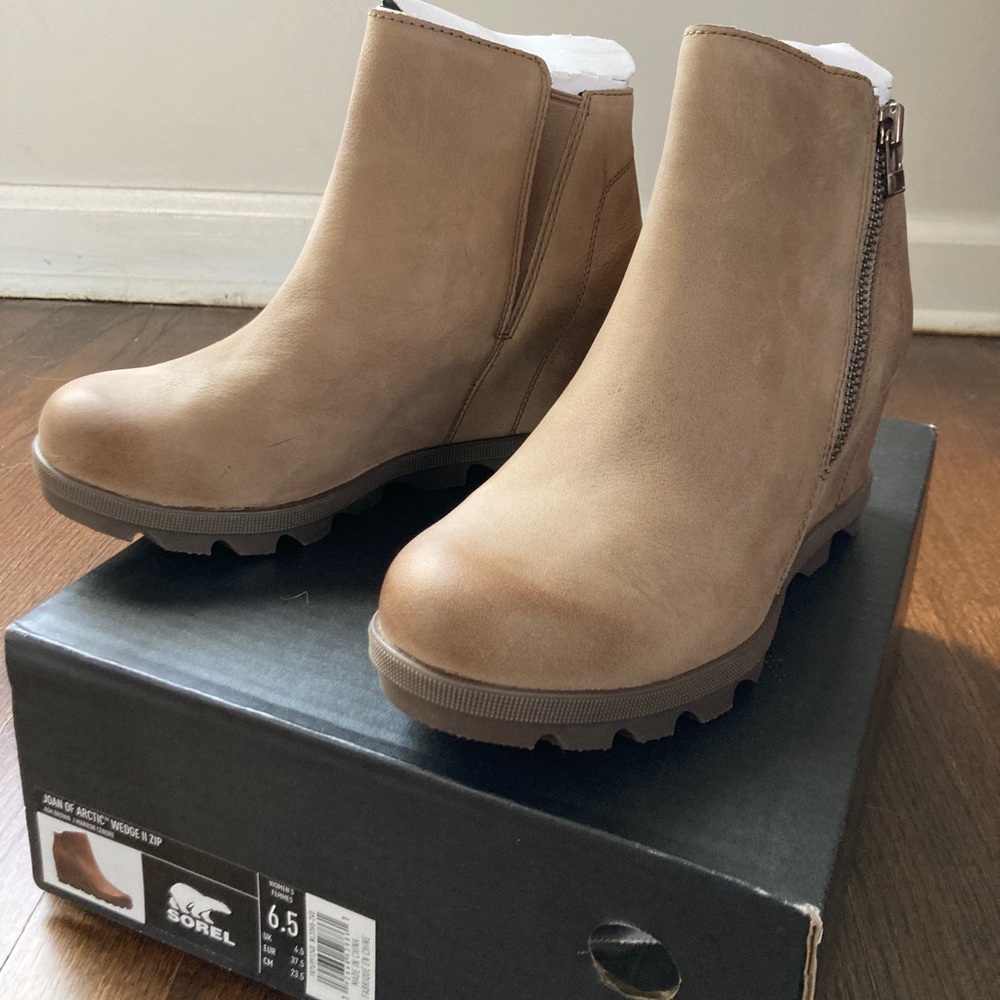 New in Box Sorel Joan of Arctic wedge zip boot in Ash Brown